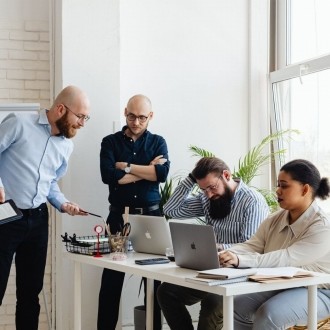 Guias de comparação - construtores de site com IA e riscos para SEO e controle de marca